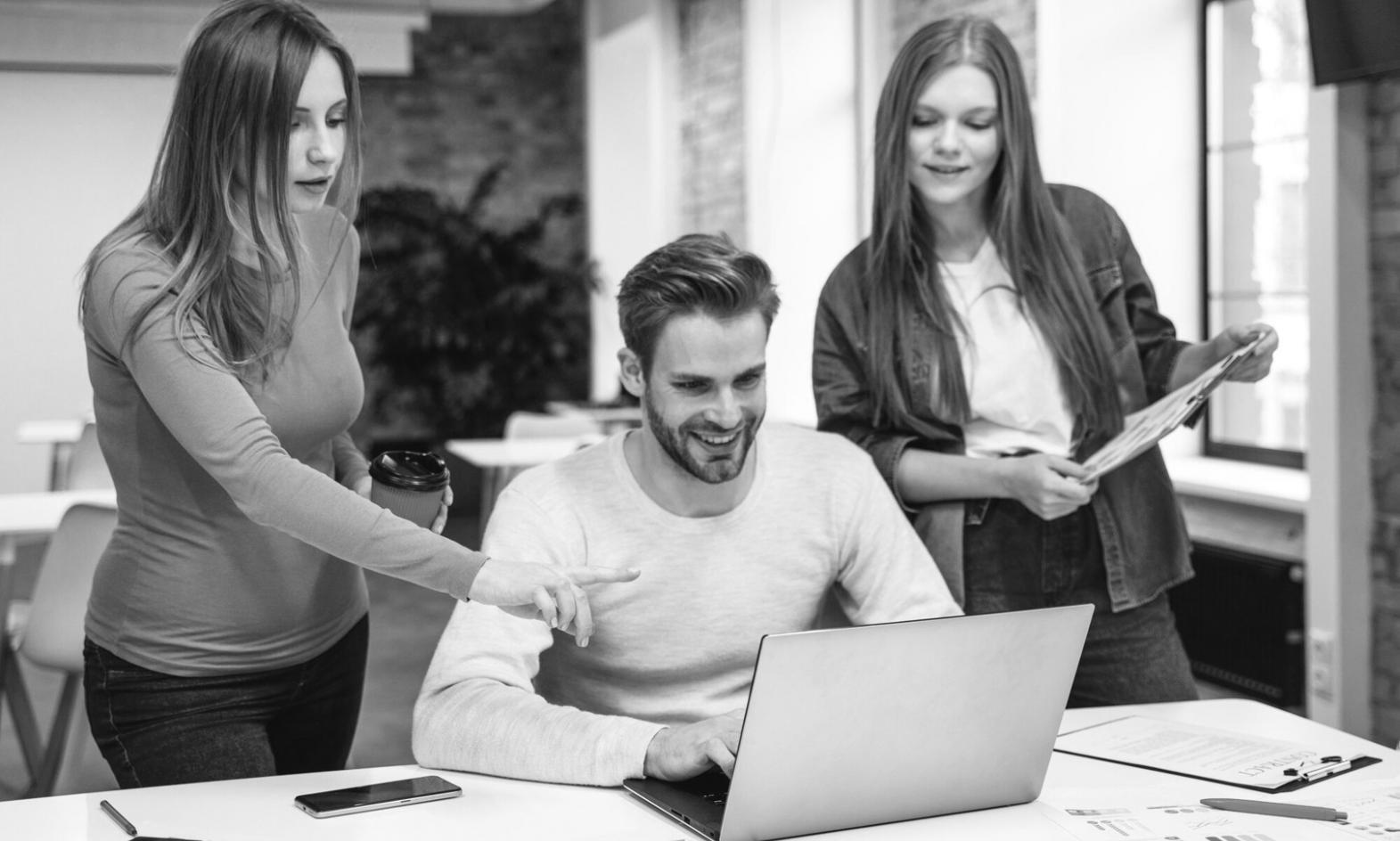 Espacio de trabajo remoto organizado con elementos que facilitan la concentración y productividad