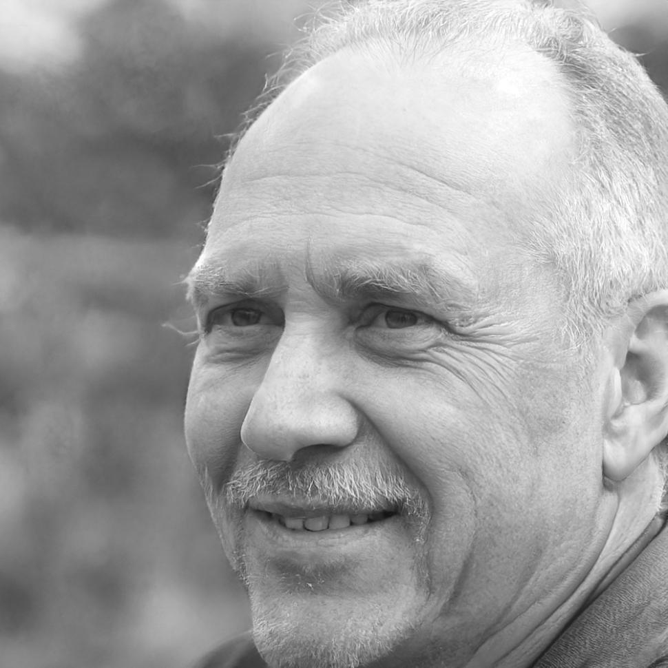 Testimonio de cliente sobre mejora en gestión financiera empresarial